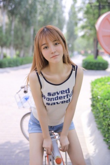 他把手探进我的衣服下摆